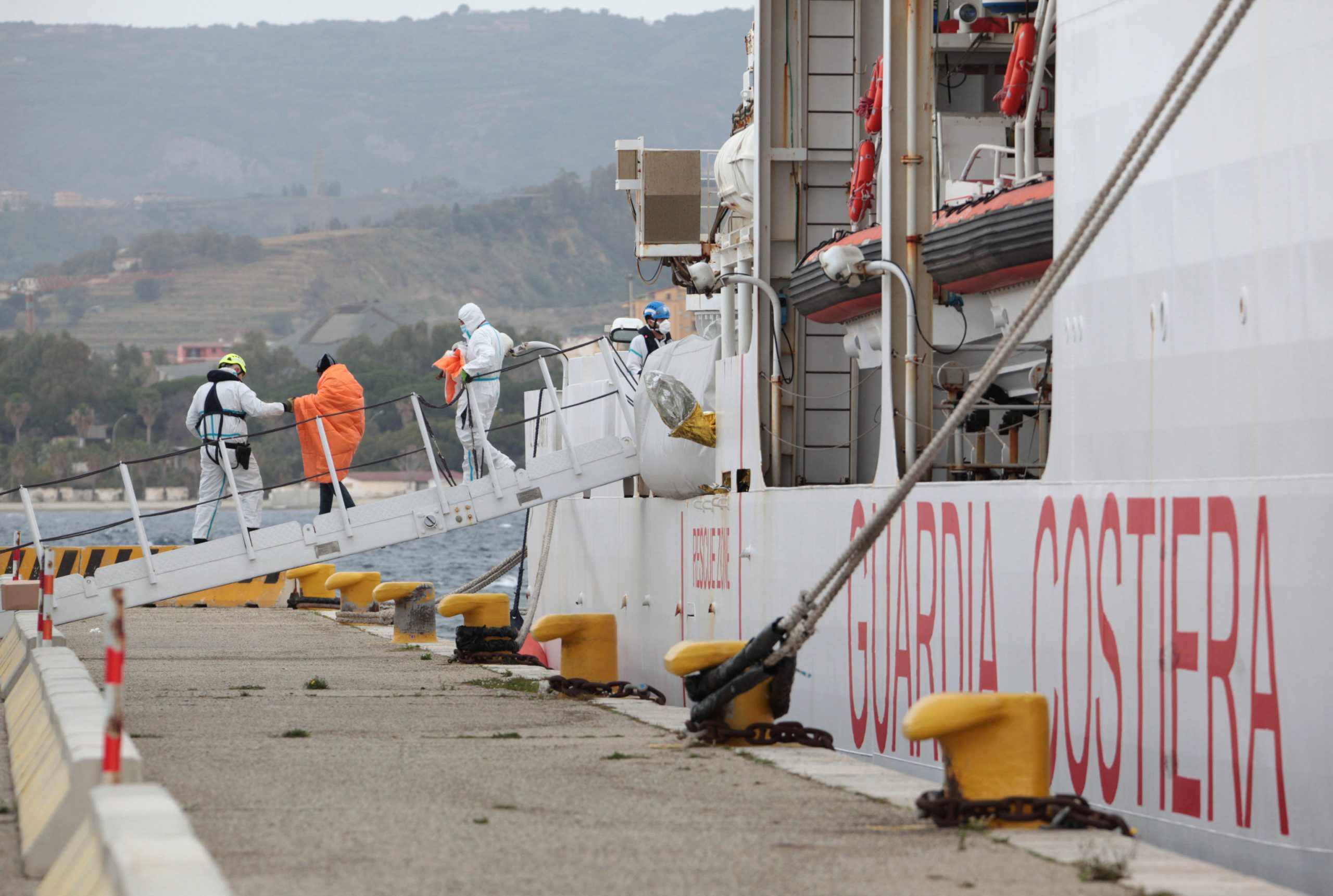 Tra i 590 migranti sulla nave Diciotti ci sono donne incinte e bambini