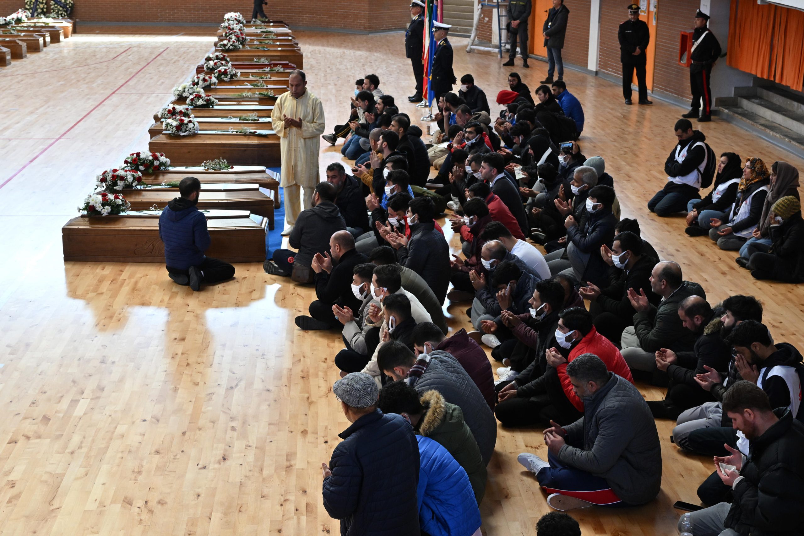 I visitatori alla camera ardente allestita per la tragedia di Cutro riuniti in un momento di preghiera per le vittime