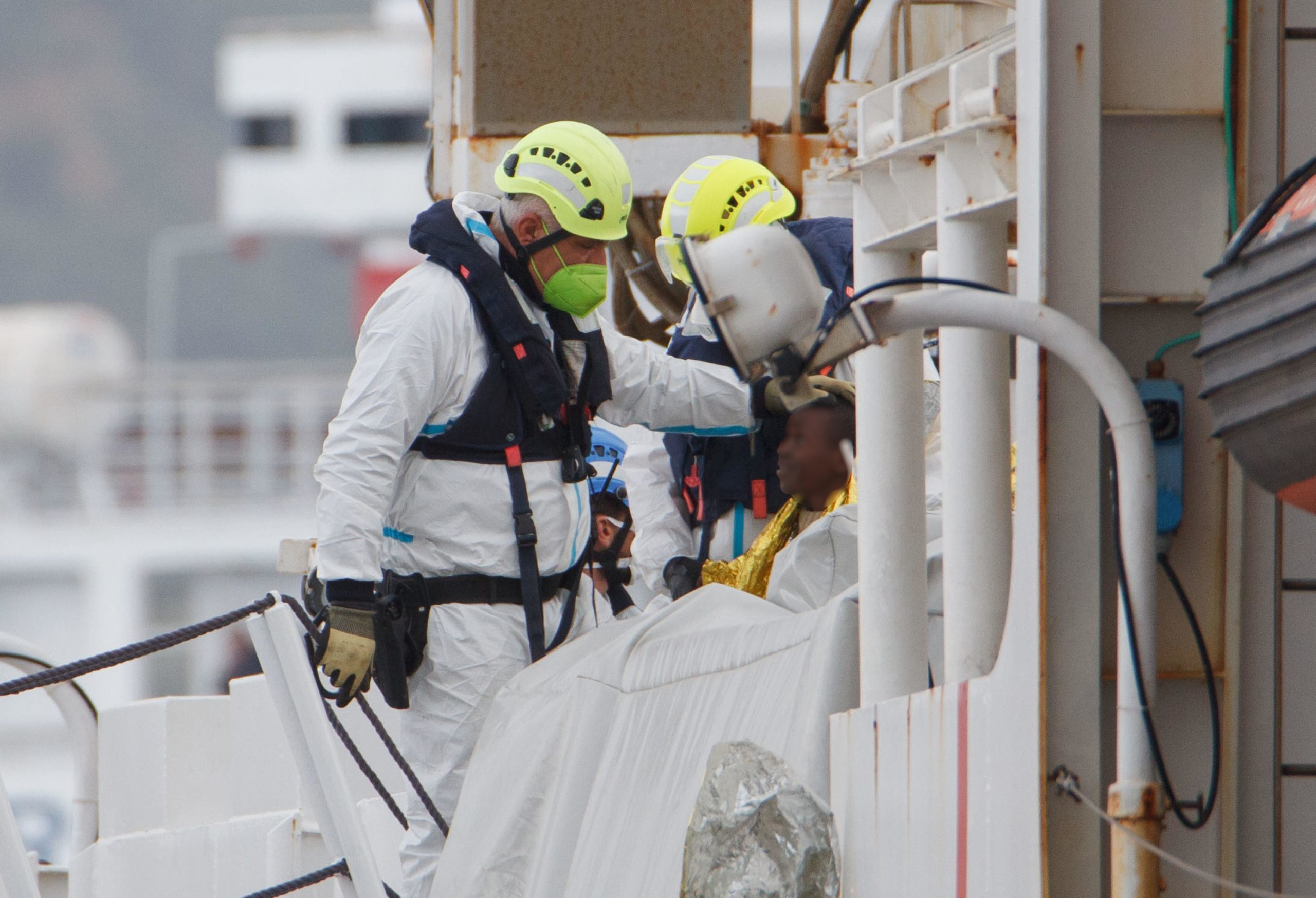 Soccorritore che sorride a un bambino dopo lo sbarco dalla nave Diciotti