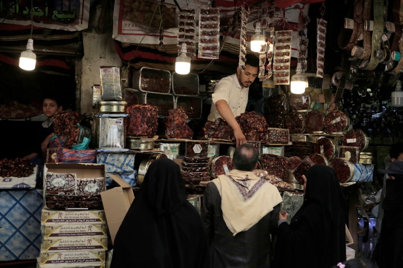 Alcune persone acquistano dei datteri, a Sanaa, in Yemen, il 25 marzo 2023