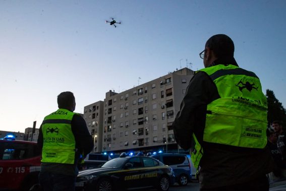 Un elicottero sorvola il quartiere di Tor Bella Monaca a Roma durante un'operazione interforze con modalità ad "Alto impatto"