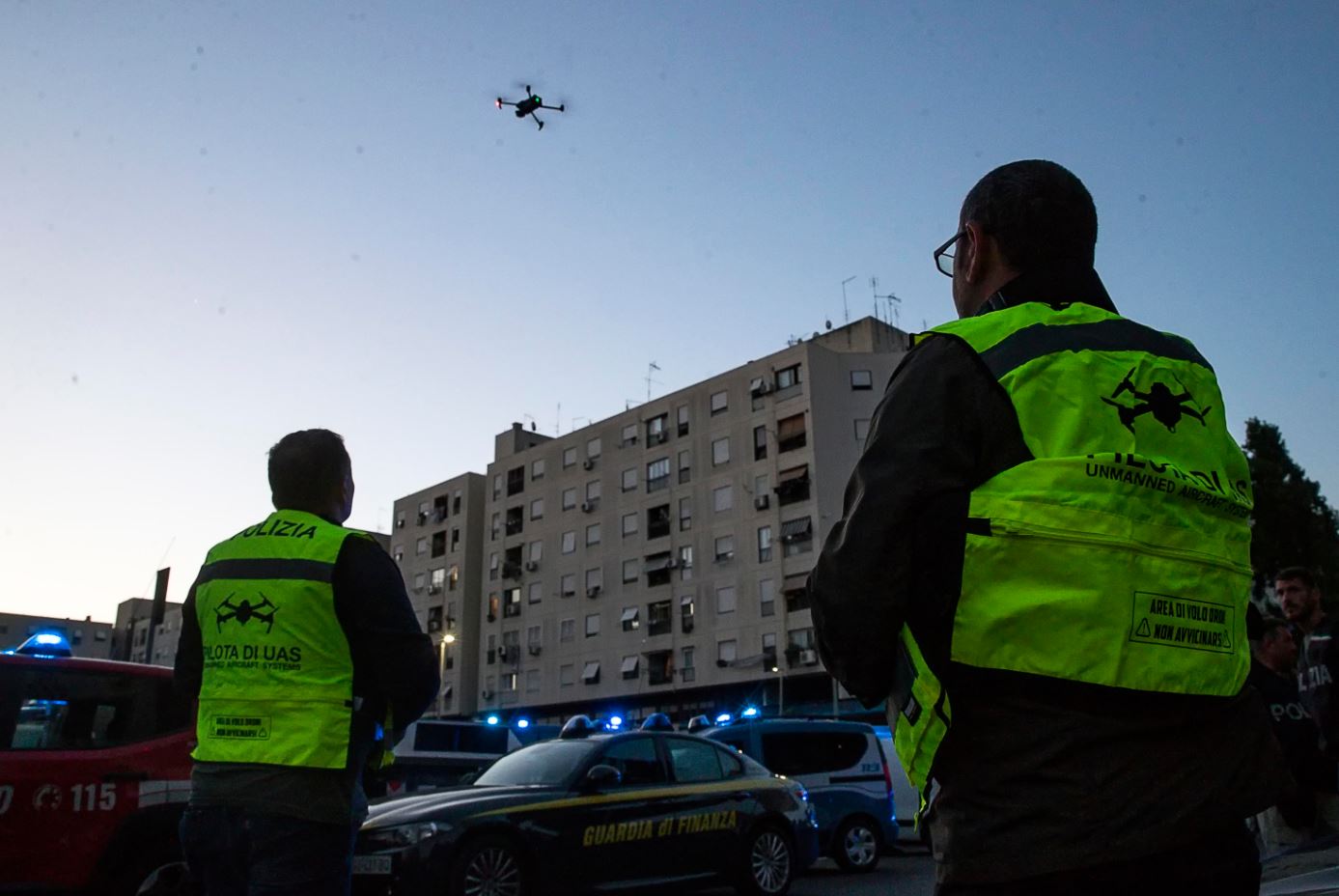 Un elicottero sorvola il quartiere di Tor Bella Monaca a Roma durante un'operazione interforze con modalità ad "Alto impatto" Un elicottero sorvola il quartiere di Tor Bella Monaca a Roma durante un'operazione interforze con modalità ad "Alto impatto"