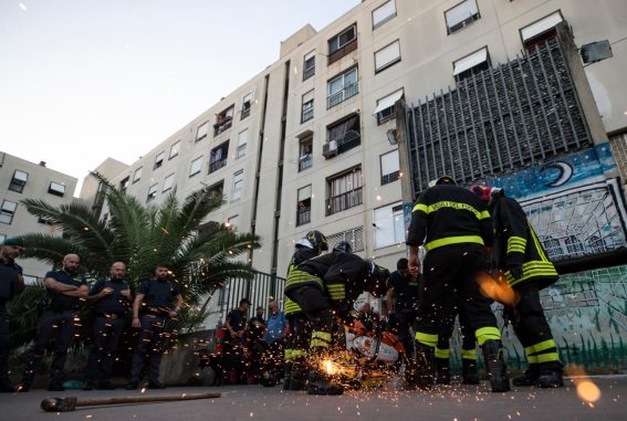 In azione anche una squadra dei Vigili del fuoco durante l'operazione interforze a Roma In azione anche una squadra dei Vigili del fuoco durante l'operazione interforze a Roma