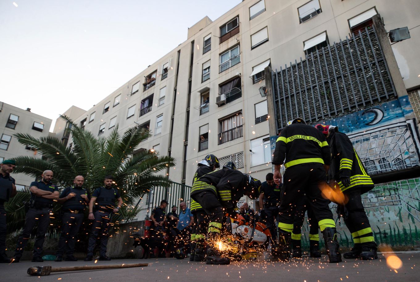 In azione anche una squadra dei Vigili del fuoco durante l'operazione interforze a Roma In azione anche una squadra dei Vigili del fuoco durante l'operazione interforze a Roma