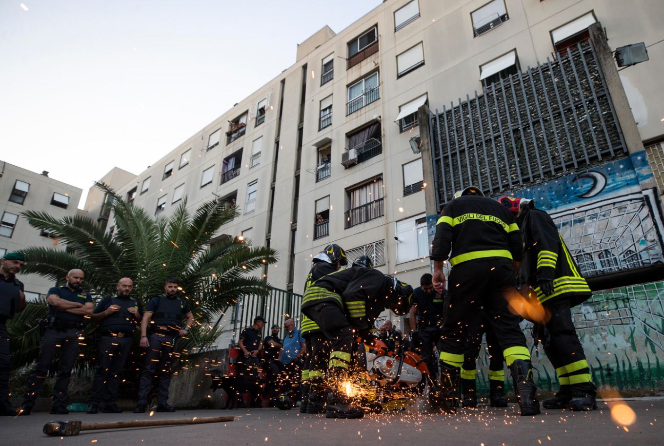 In azione anche una squadra dei Vigili del fuoco durante l'operazione interforze a Roma