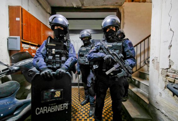 Nell'maxi operazione, in cui sono coinvolti oltre 800 operatori, carabinieri in tenuta antisommossa controllano alcuni edifici nei Quartieri Spagnoli a Napoli