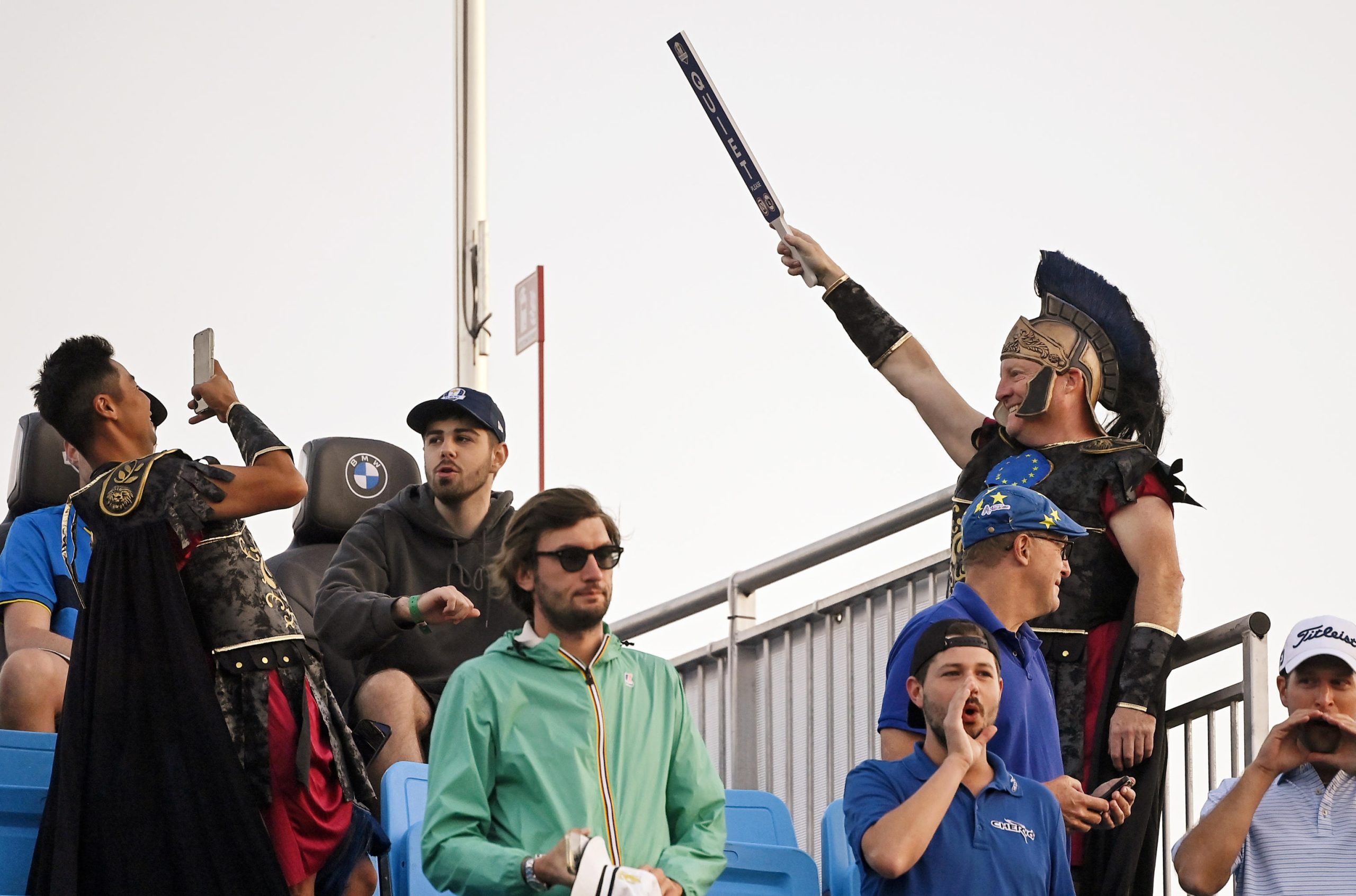 Due tifosi, vestiti da gladiatori, si scattano una foto