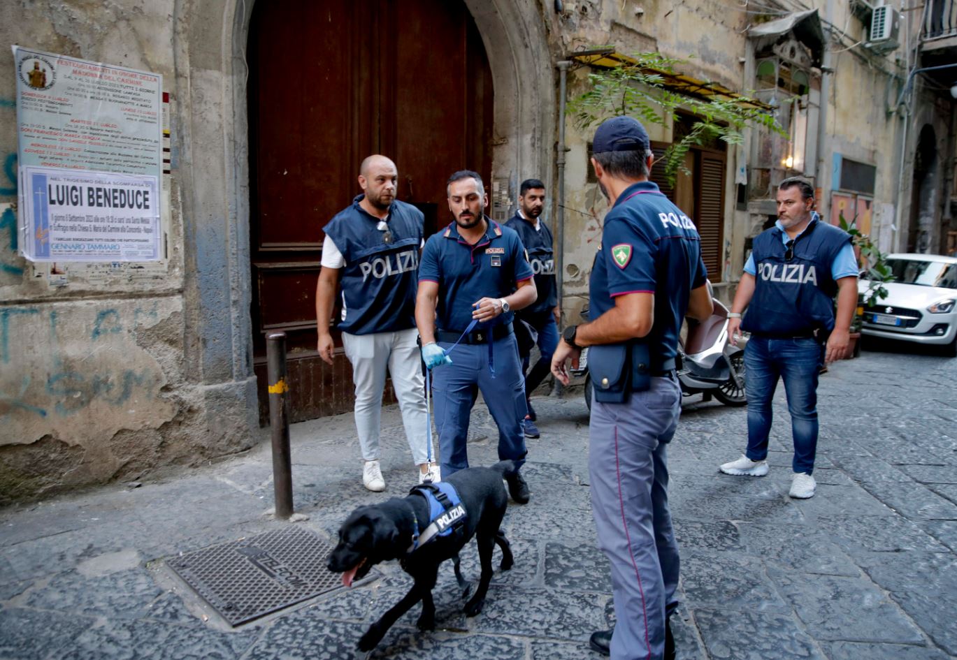 Controlli delle unità cinofile della Polizia di Stato anche in strada a Napoli Controlli delle unità cinofile della Polizia di Stato anche in strada a Napoli