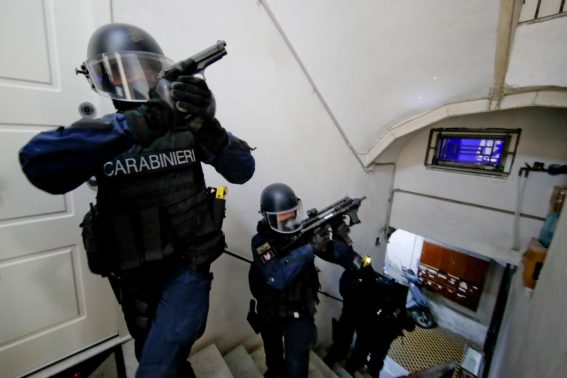Un'altra unità antisommossa dell'Arma dei carabinieri effettua un blitz all'interno di un edificio a Napoli Un'altra unità antisommossa dell'Arma dei carabinieri effettua un blitz all'interno di un edificio a Napoli