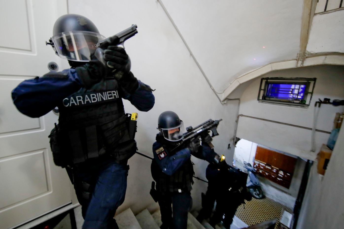 Un'altra unità antisommossa dell'Arma dei carabinieri effettua un blitz all'interno di un edificio a Napoli Un'altra unità antisommossa dell'Arma dei carabinieri effettua un blitz all'interno di un edificio a Napoli