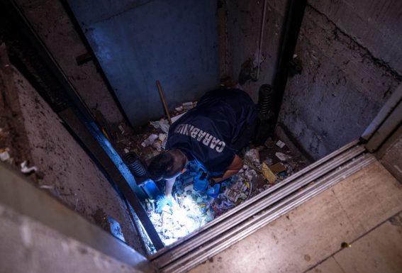Un militare dei carabinieri durante un controllo in una tromba di un ascensore nel quartiere di Tor Bella Monaca a Roma Un militare dei carabinieri durante un controllo in una tromba di un ascensore nel quartiere di Tor Bella Monaca a Roma