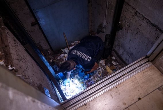 Un militare dei carabinieri durante un controllo in una tromba di un ascensore nel quartiere di Tor Bella Monaca a Roma