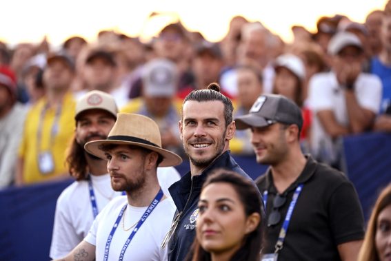 Il calciatore gallese Gareth Bale fra il pubblico della Ryder Cup