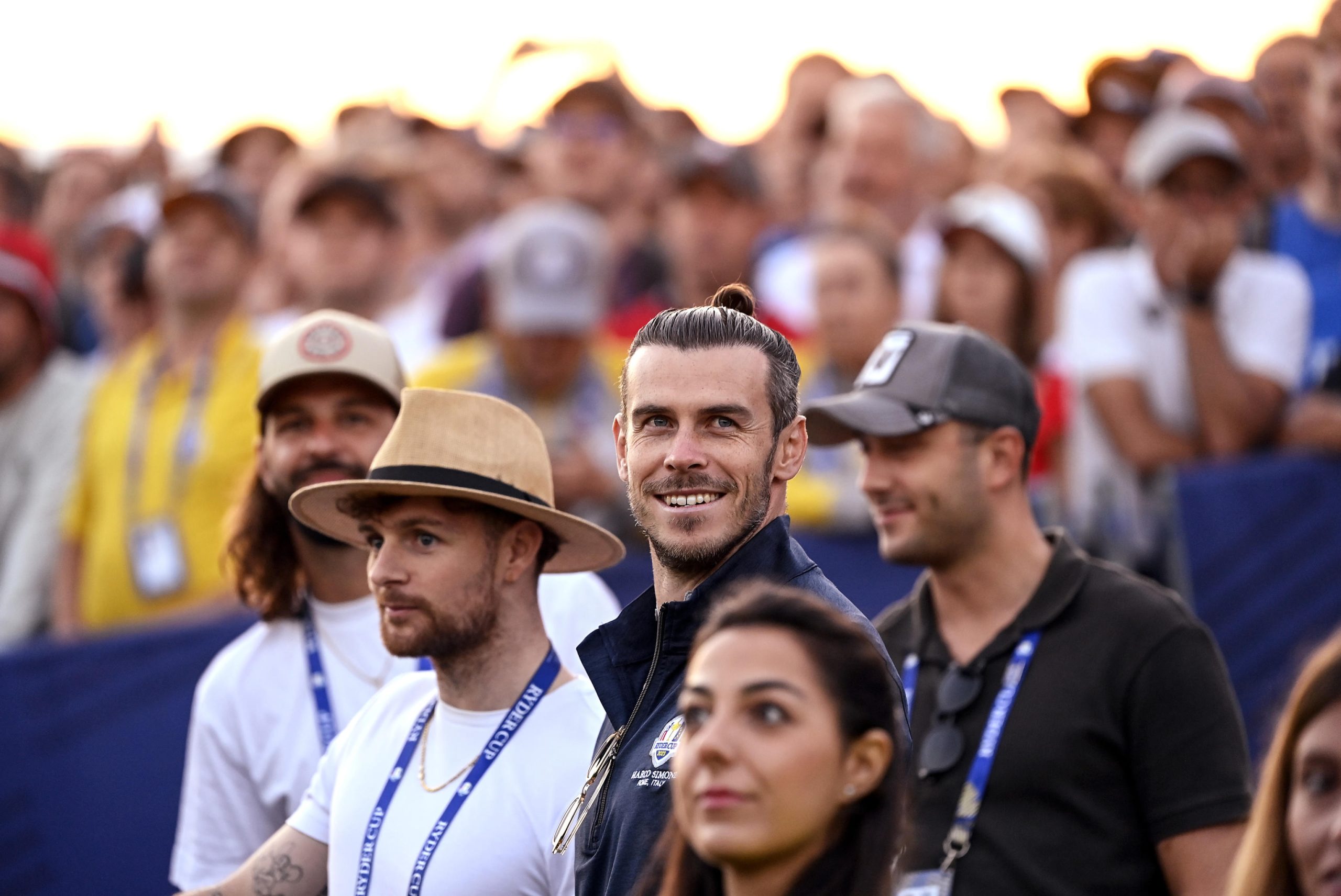 Il calciatore gallese Gareth Bale fra il pubblico della Ryder Cup