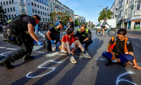 Gli attivisti hanno incollato le loro mani direttamente sull'asfalto di una strada del centro di Berlino