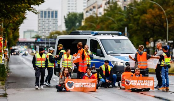 Alcuni attivisti bloccano la strada durante una marcia di protesta