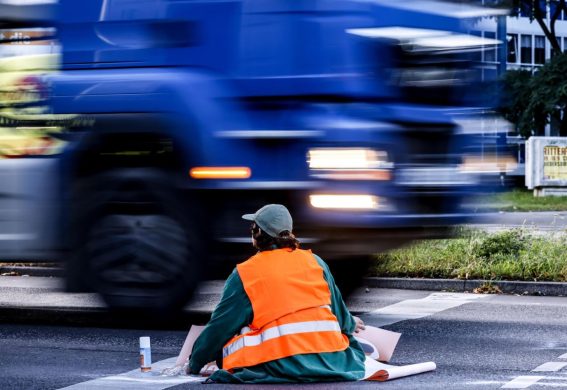 Un attivista nel corso delle proteste