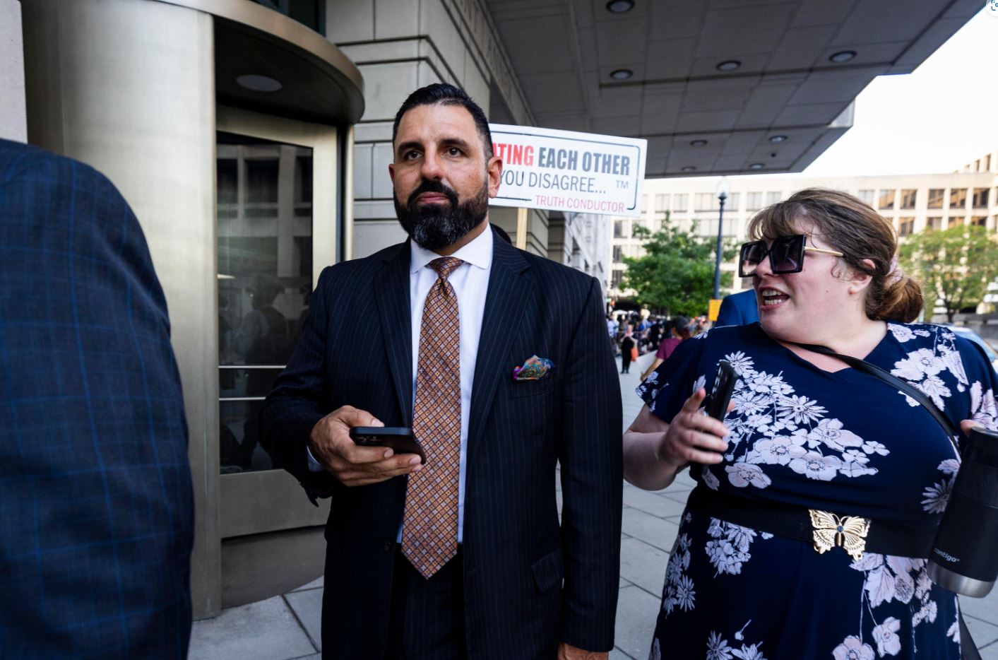 Hassan all'uscita della Corte del distretto federale di Columbia