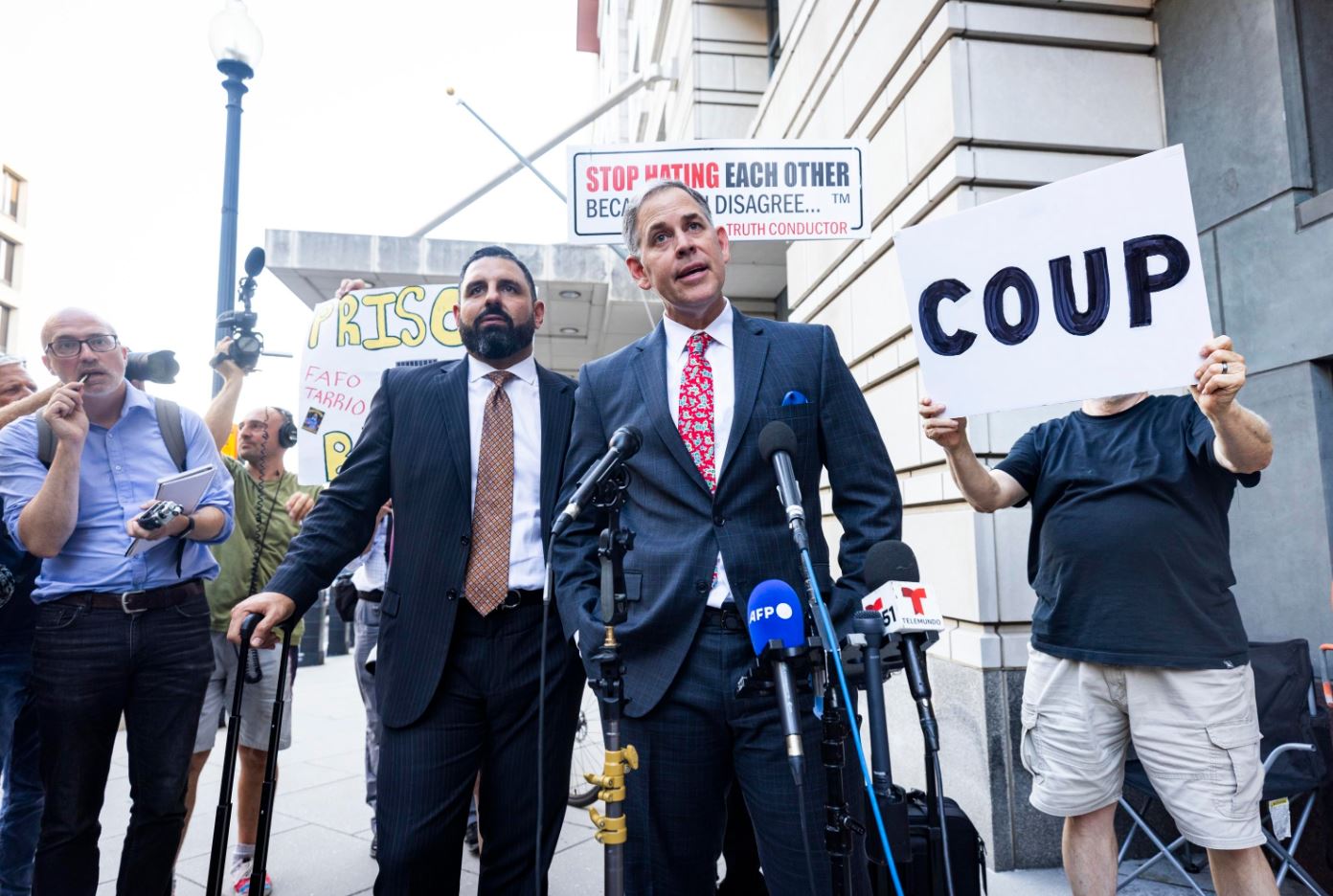 Hassan (a sinistra) e Jauregui (a destra) rispondono ai giornalisti dopo la sentenza di condanna