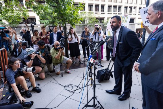 I media all'esterno della Corte federale dello stato americano