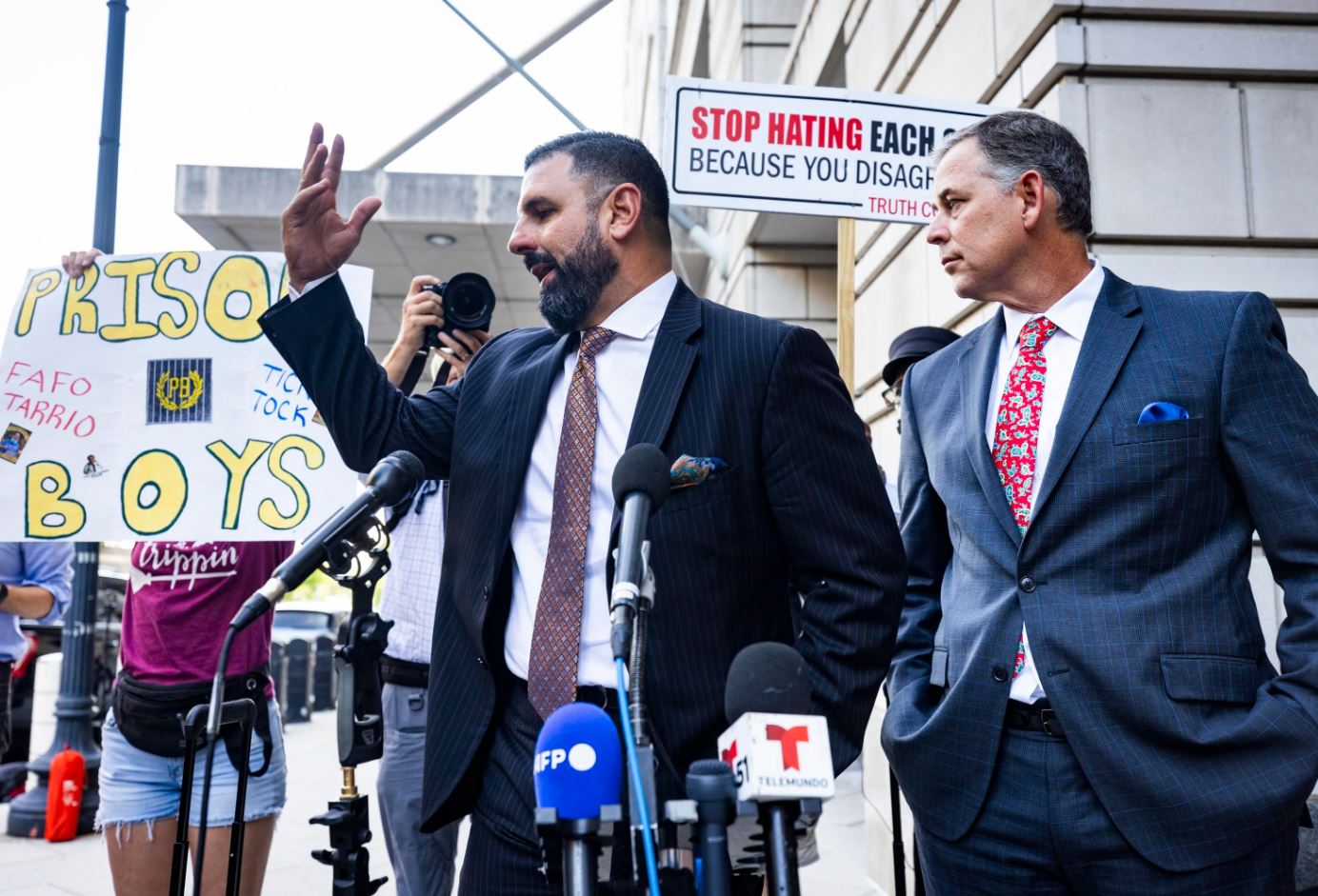 Gli avvocati Hassan e Jauregui salutano i giornalisti