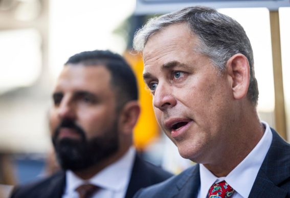 In primo piano Sabino Jauregui, uno dei due avvocati di Tarrio