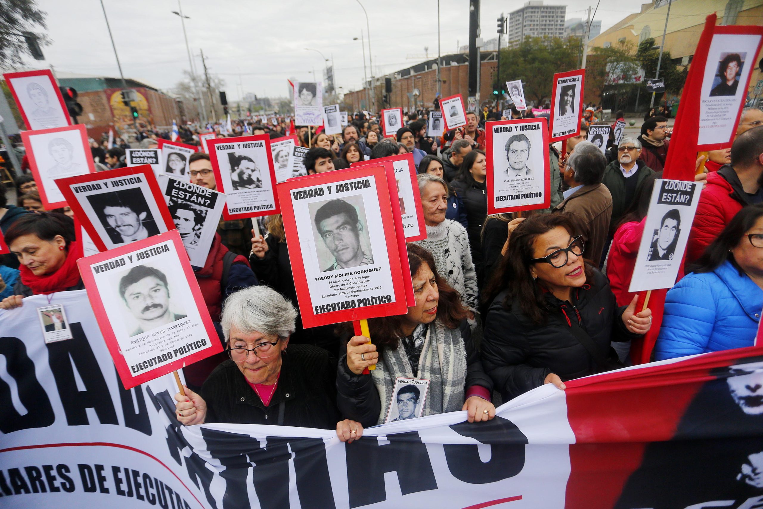 Alcuni cittadini manifestano, a Santiago, in occasione del 50esimo anniversario del colpo di stato di Pinochet