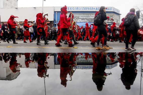 Alcuni manifestanti marciano in costume per commemorare le vittime di Pinochet Alcuni manifestanti marciano in costume per commemorare le vittime di Pinochet
