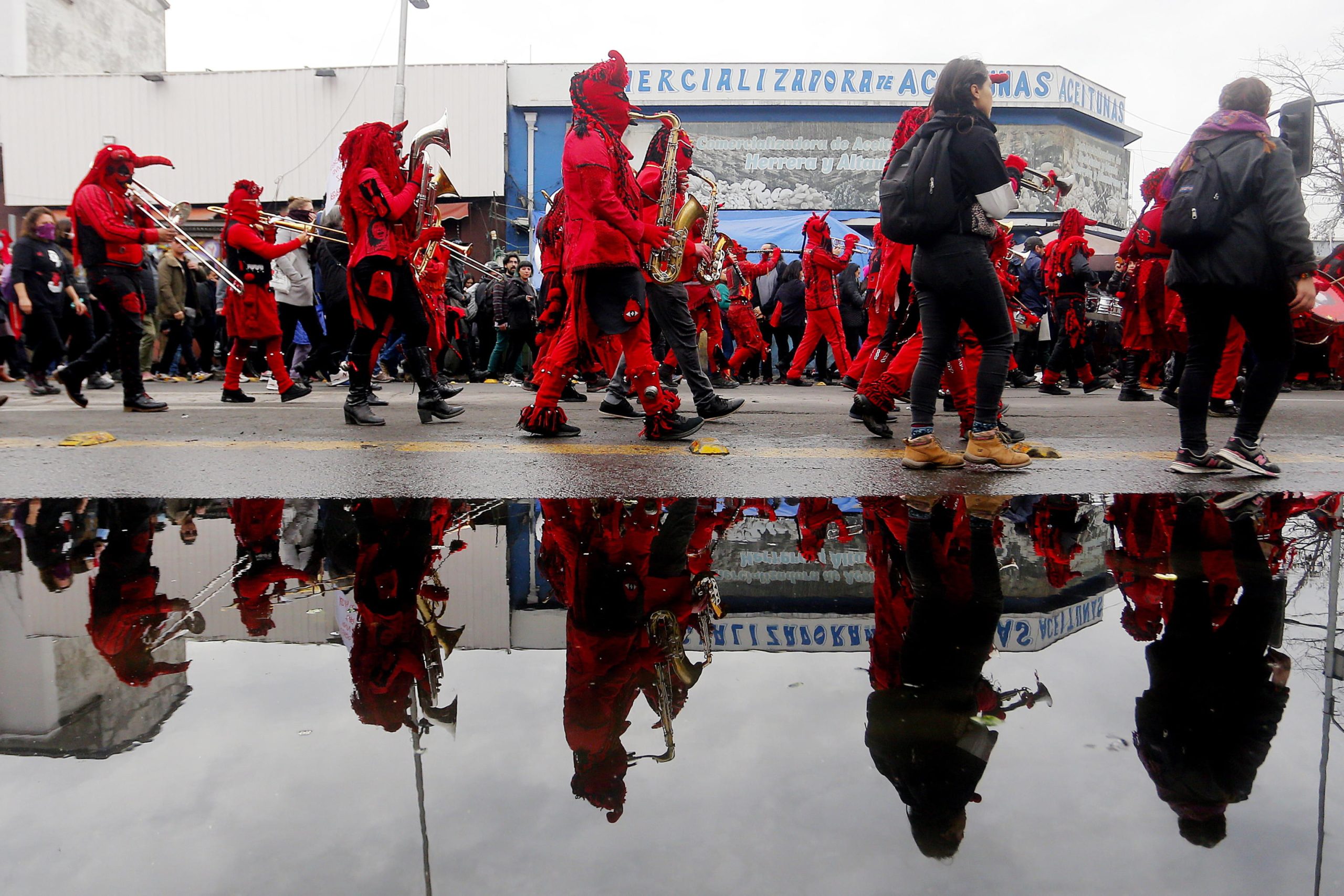 Alcuni manifestanti marciano in costume per commemorare le vittime di Pinochet Alcuni manifestanti marciano in costume per commemorare le vittime di Pinochet
