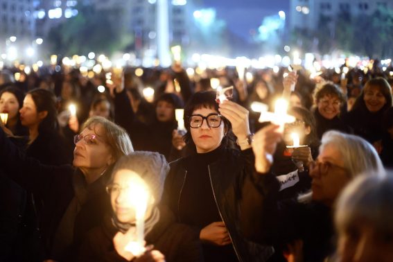 Una donna partecipa a una veglia in commemorazione delle vittime della dittatura
