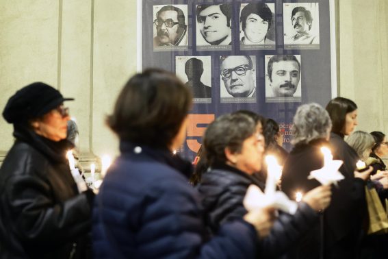 Migliaia di persone hanno mostrato, nel corso di una veglia, centinaia di foto dei familiari uccisi dal regime di Pinochet
