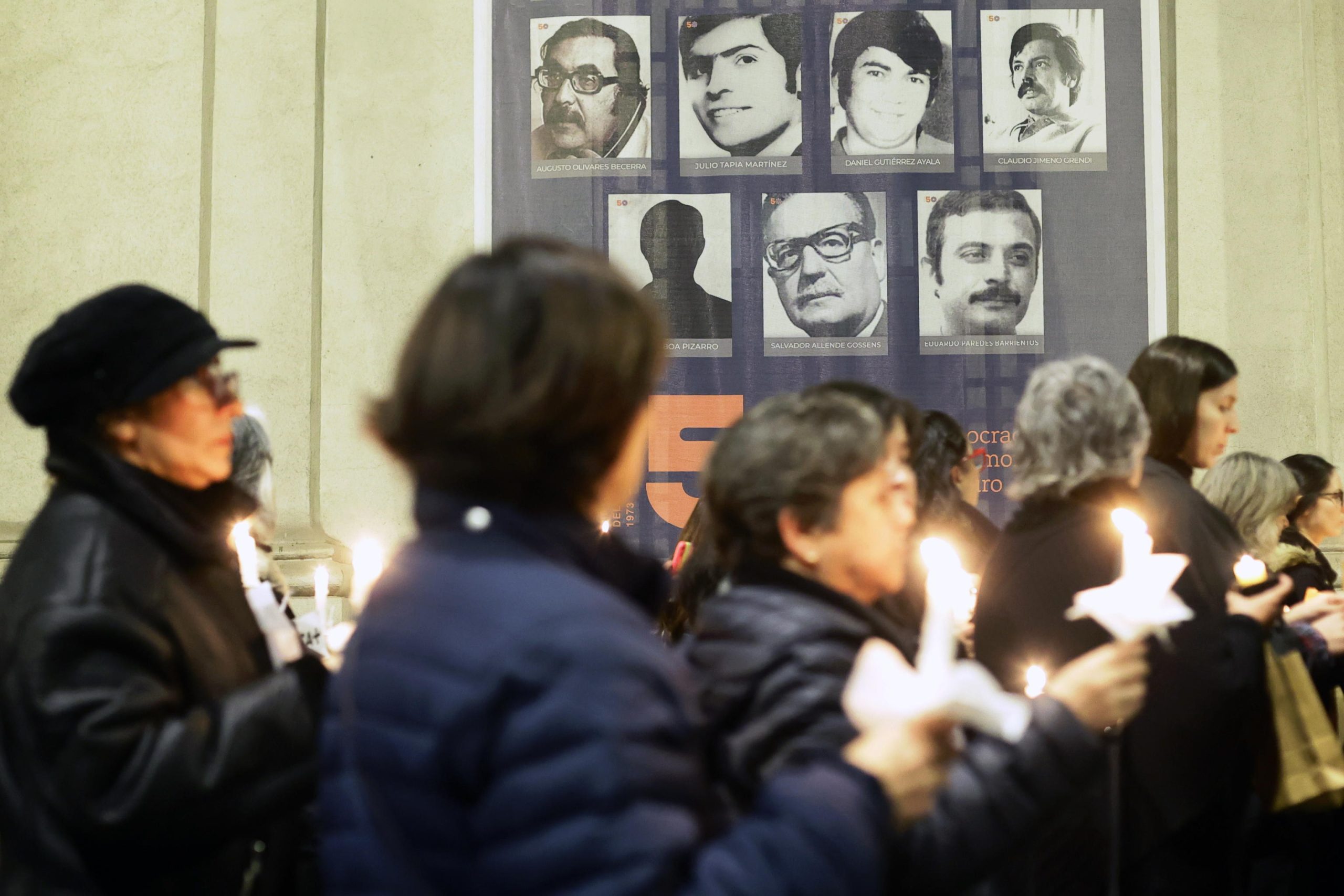 Migliaia di persone hanno mostrato, nel corso di una veglia, centinaia di foto dei familiari uccisi dal regime di Pinochet Migliaia di persone hanno mostrato, nel corso di una veglia, centinaia di foto dei familiari uccisi dal regime di Pinochet