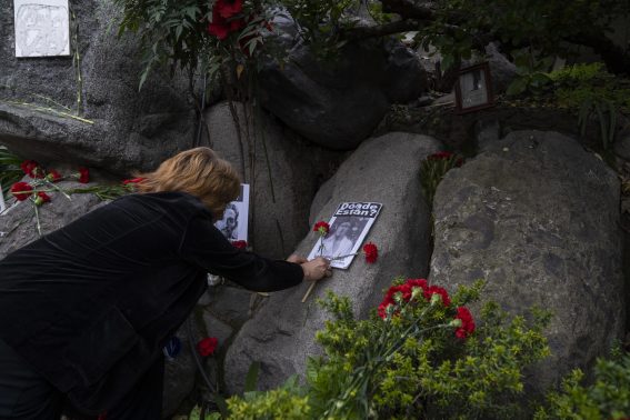 Una donna commemora una delle migliaia di vittime della dittatura di Pinochet, sepolta presso il Cimitero Generale di Santiago Una donna commemora una delle migliaia di vittime della dittatura di Pinochet, sepolta presso il Cimitero Generale di Santiago