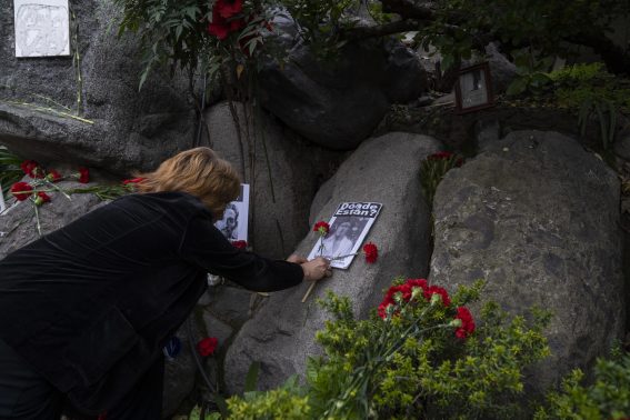 Una donna commemora una delle migliaia di vittime della dittatura di Pinochet, sepolta presso il Cimitero Generale di Santiago