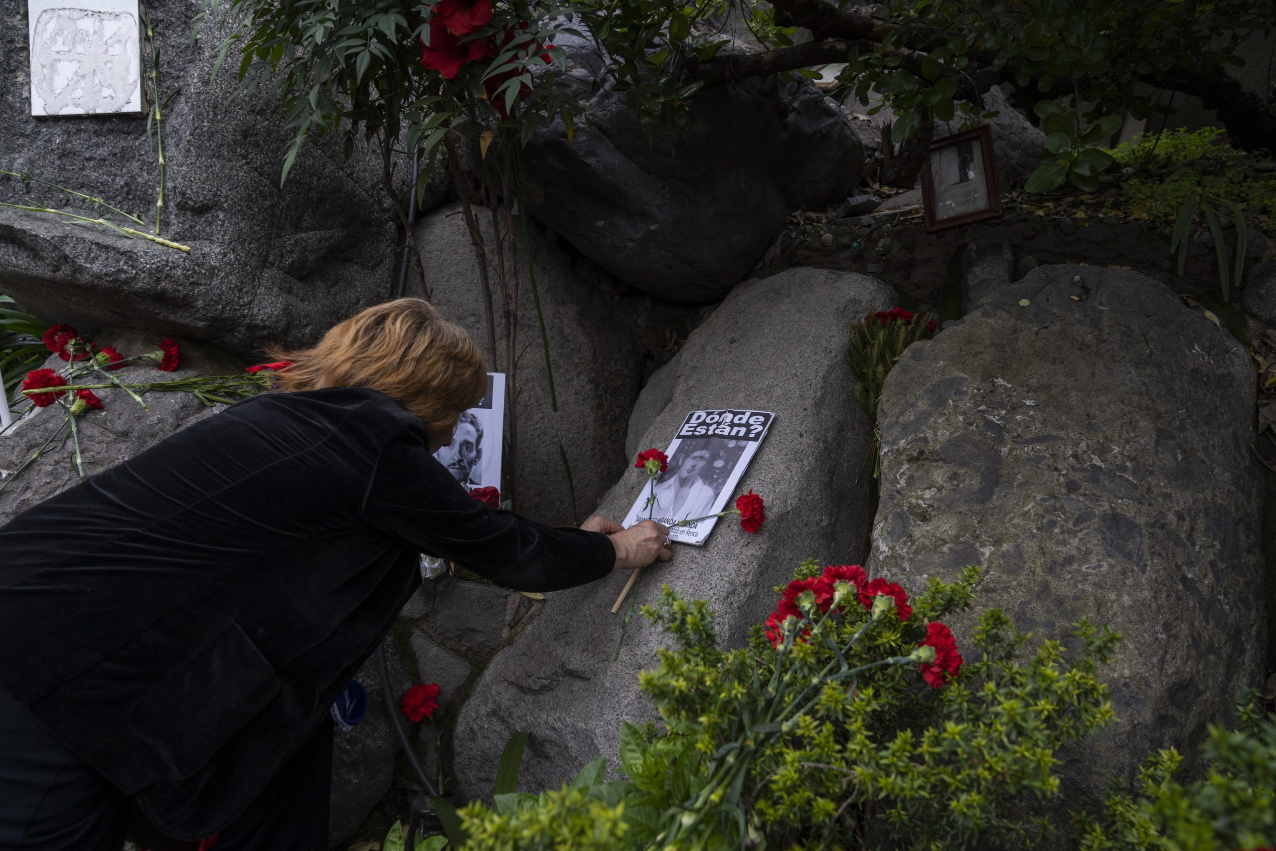 Una donna commemora una delle migliaia di vittime della dittatura di Pinochet, sepolta presso il Cimitero Generale di Santiago Una donna commemora una delle migliaia di vittime della dittatura di Pinochet, sepolta presso il Cimitero Generale di Santiago