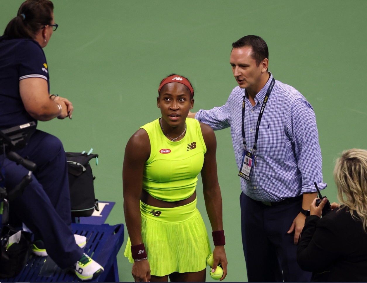 Coco Gauff degli Stati Uniti reagisce mentre i manifestanti interrompono la semifinale