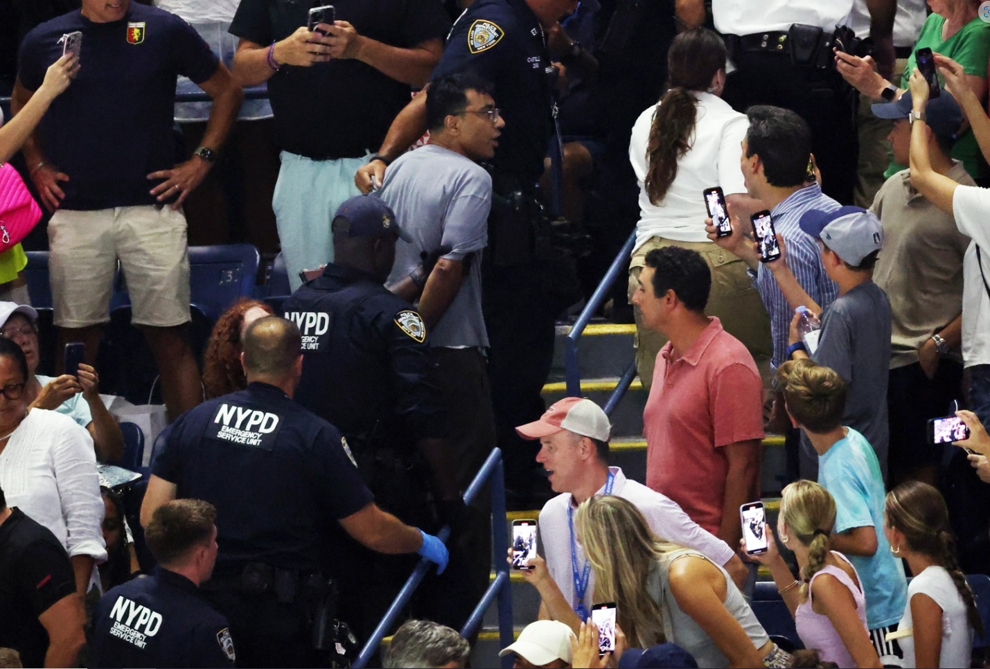 Gli agenti di polizia di New York City portano via gli ambientalisti dall'Artur Ashe Stadium Gli agenti di polizia di New York City portano via gli ambientalisti dall'Artur Ashe Stadium