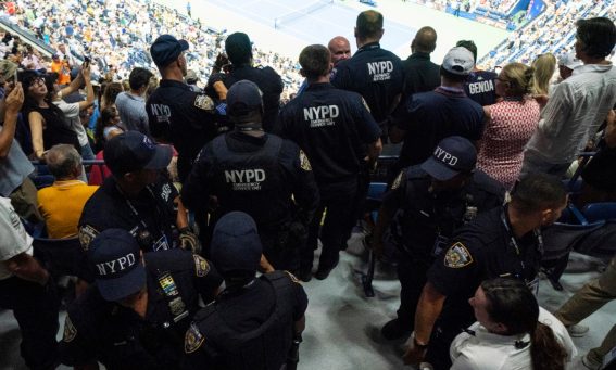 La scorta degli agenti di polizia di New York City interviene per sedare la protesta La scorta degli agenti di polizia di New York City interviene per sedare la protesta