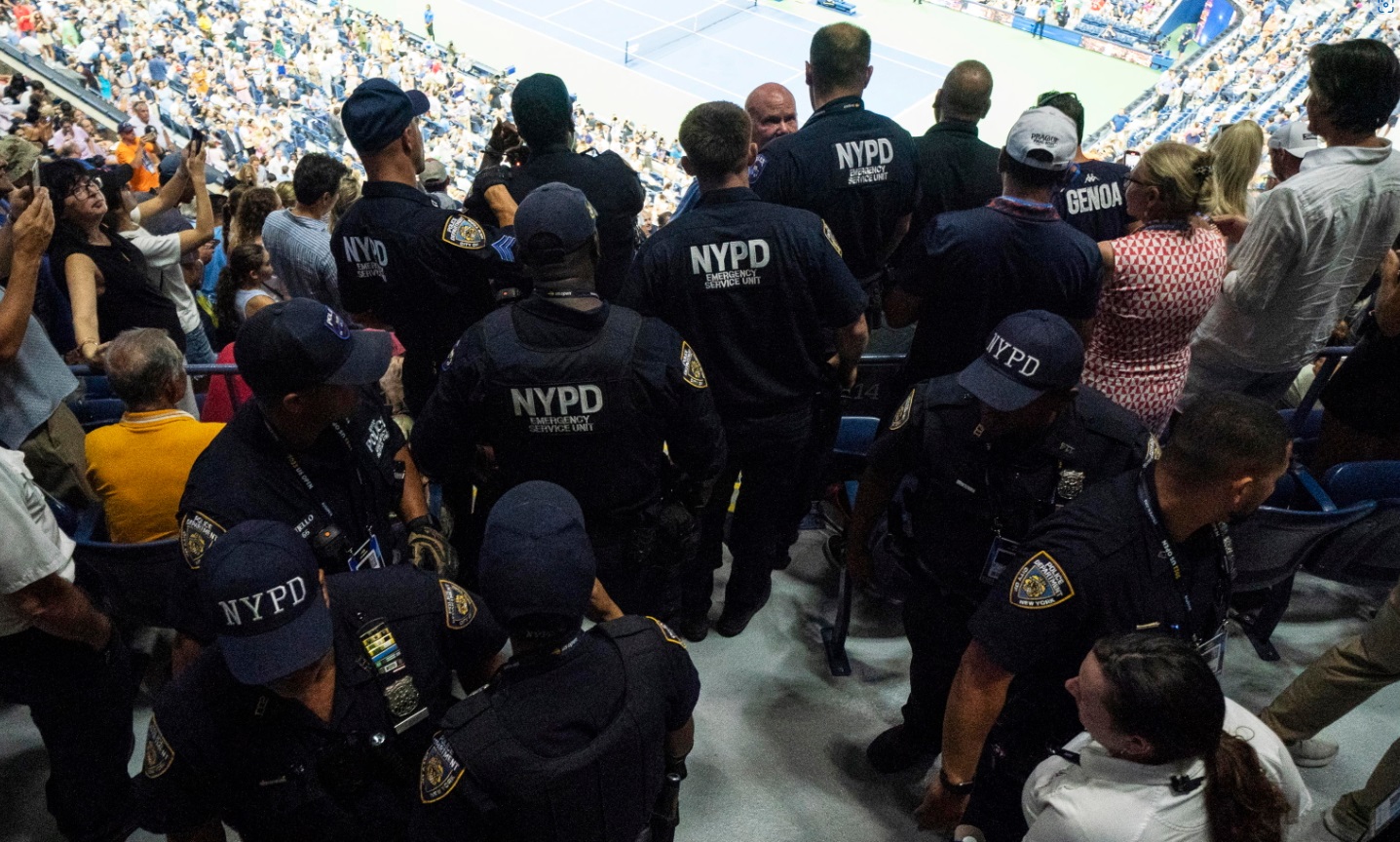 La scorta degli agenti di polizia di New York City interviene per sedare la protesta La scorta degli agenti di polizia di New York City interviene per sedare la protesta