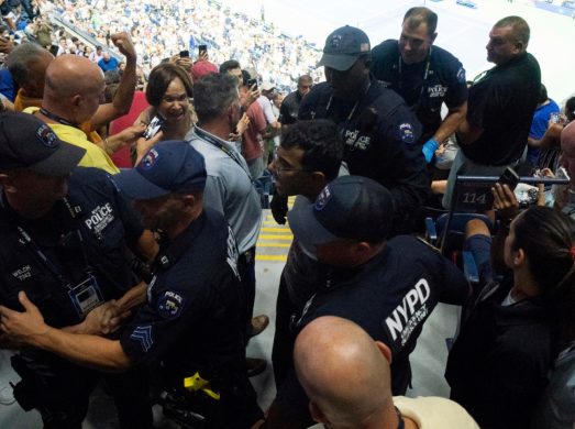 I protestanti ambientalisti vengono portati via dall'all’Artur Ashe Stadium dalla polizia