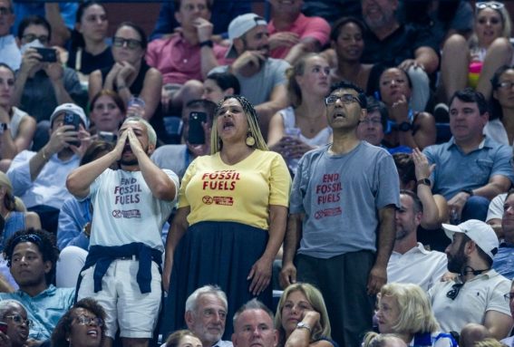 Ambientalisti protestano interrompendo la semifinale degli US Open tra Coco Gauff e Karolina Muchova Ambientalisti protestano interrompendo la semifinale degli US Open tra Coco Gauff e Karolina Muchova