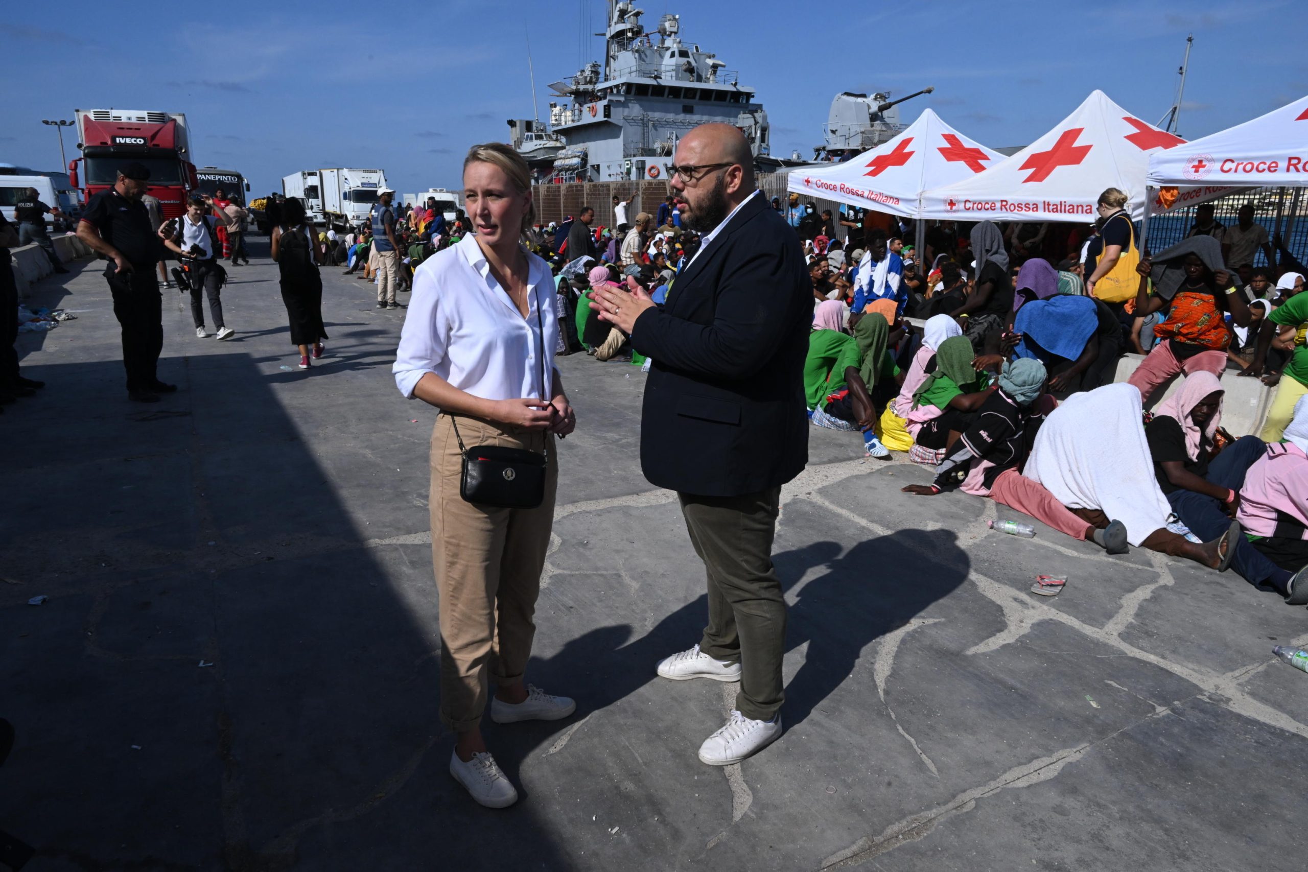 La politica francese Marion Marechal , nipote di Marine Le Pen in visita al porto di Lampedusa