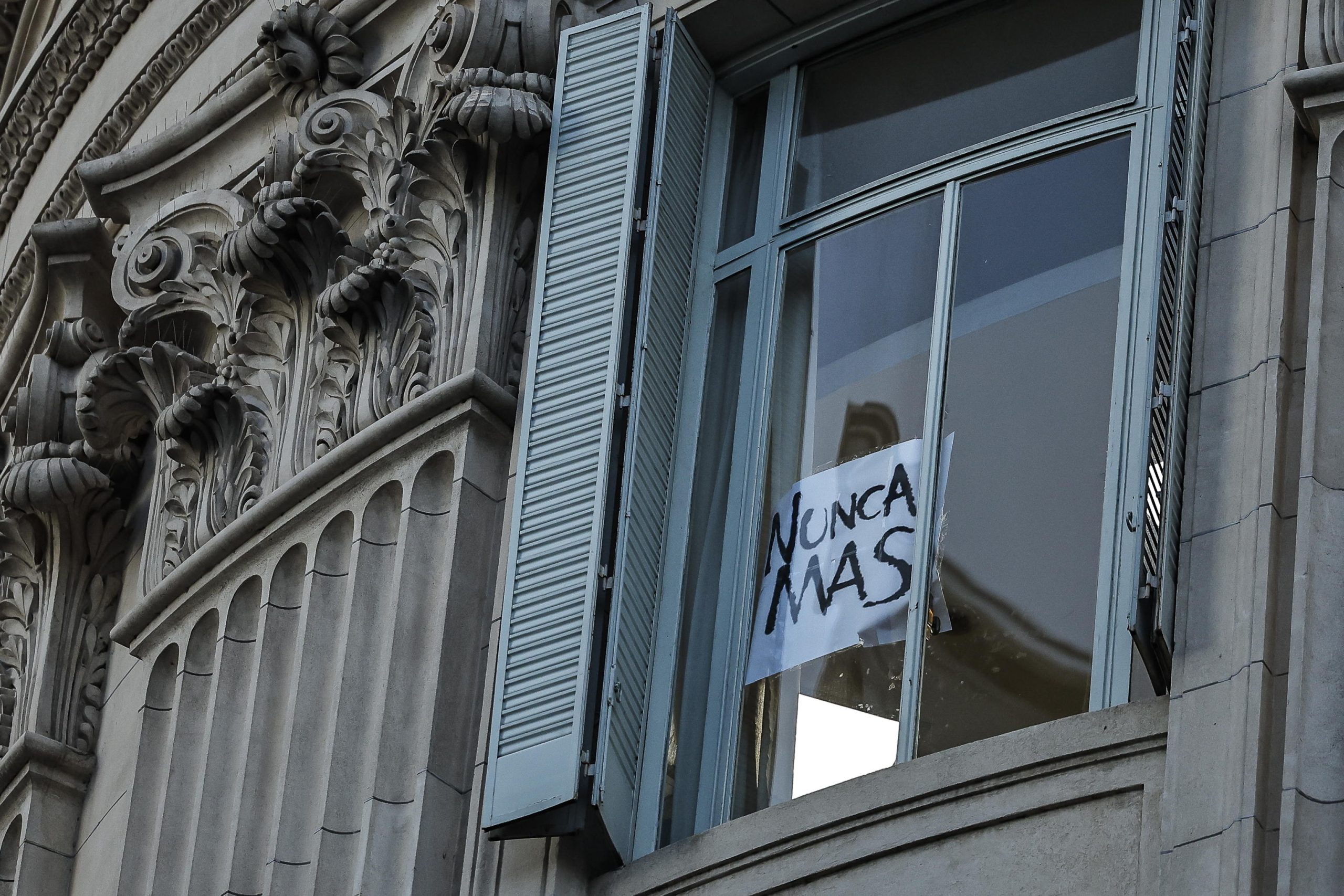 Una protesta scritta da una finestra di Buenos Aires