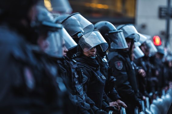 Poliziotti davanti al palazzo della Legislatura a Buenos aires