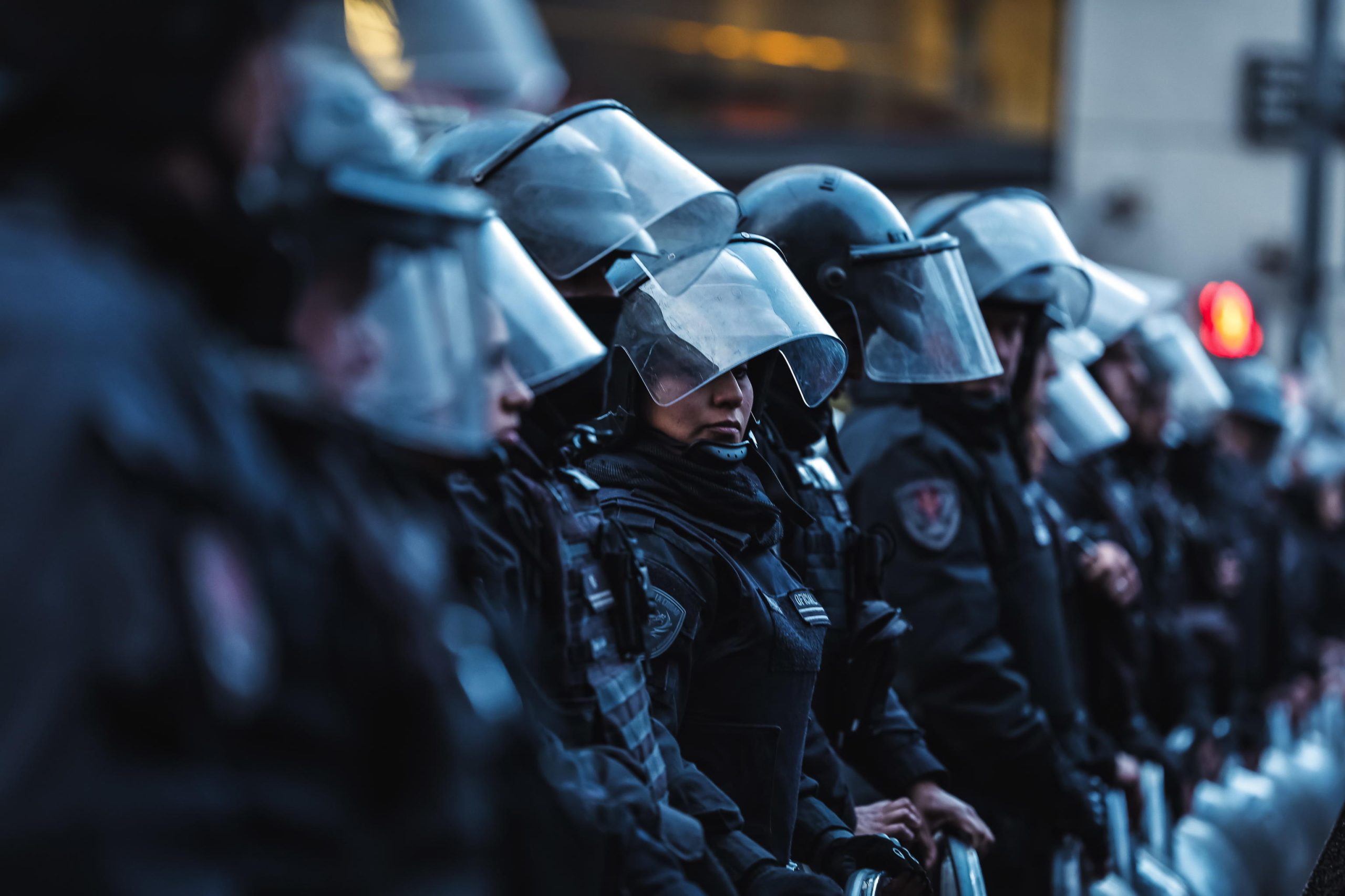 Poliziotti davanti al palazzo della Legislatura a Buenos aires