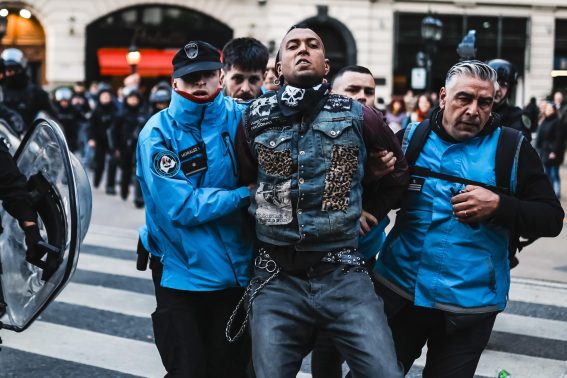 Dimostrante fermato dalla polizia