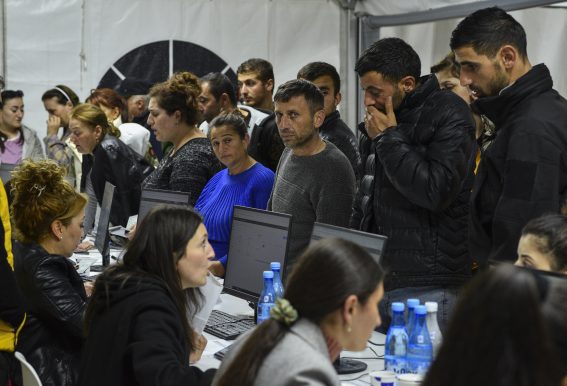 Gli armeni al centro di registrazione a Kornidzor prima di uscire dai confini