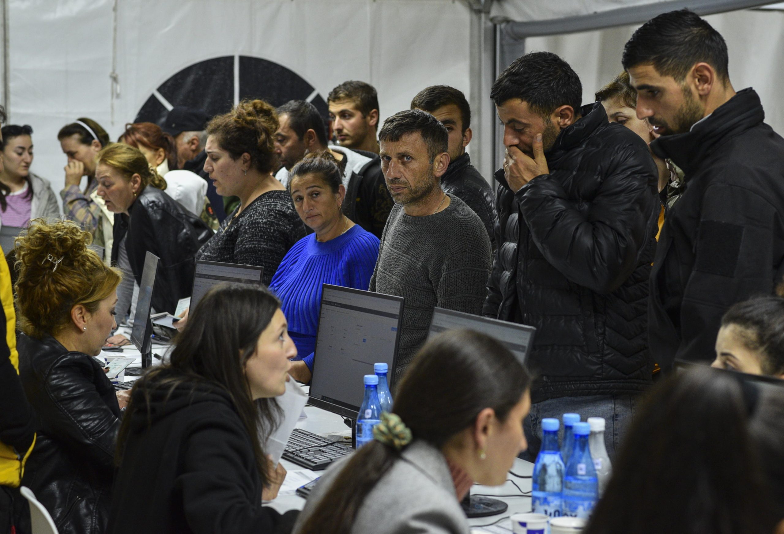 Gli armeni al centro di registrazione a Kornidzor prima di uscire dai confini
