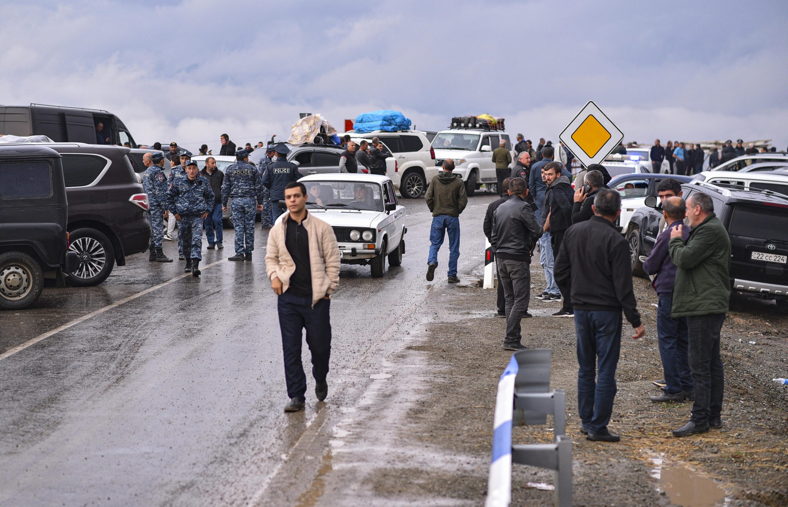 Migliaia di armeni in fuga dalla regione del Nagorno-Karabakh arrivano al confine