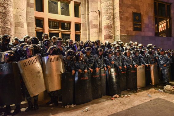 Polizia schierata davanti la sede del governo per il confronto in corso tra azeri e separatisti armeni